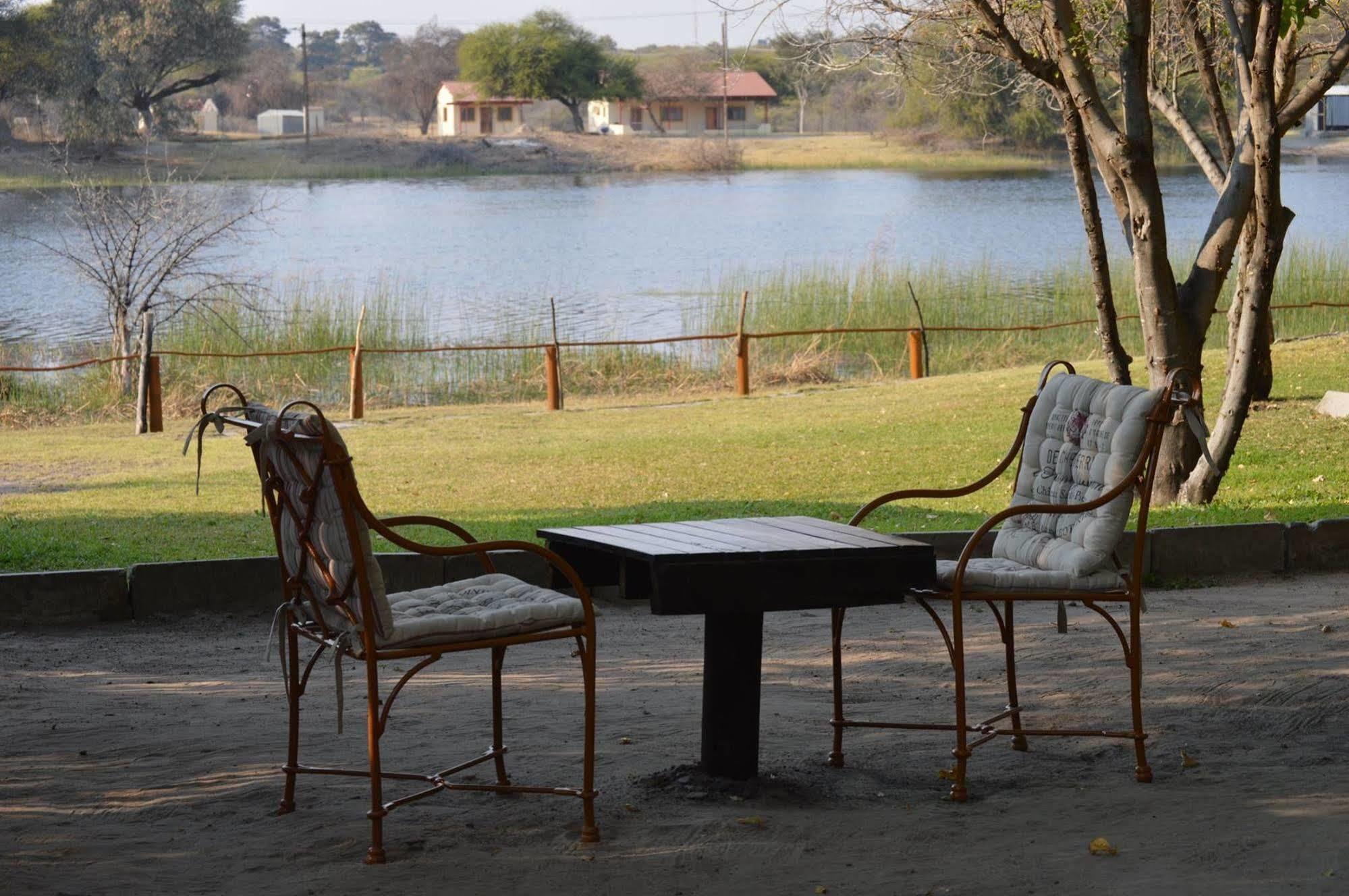 Motsebe Backpackers Hotel Maun Exterior foto